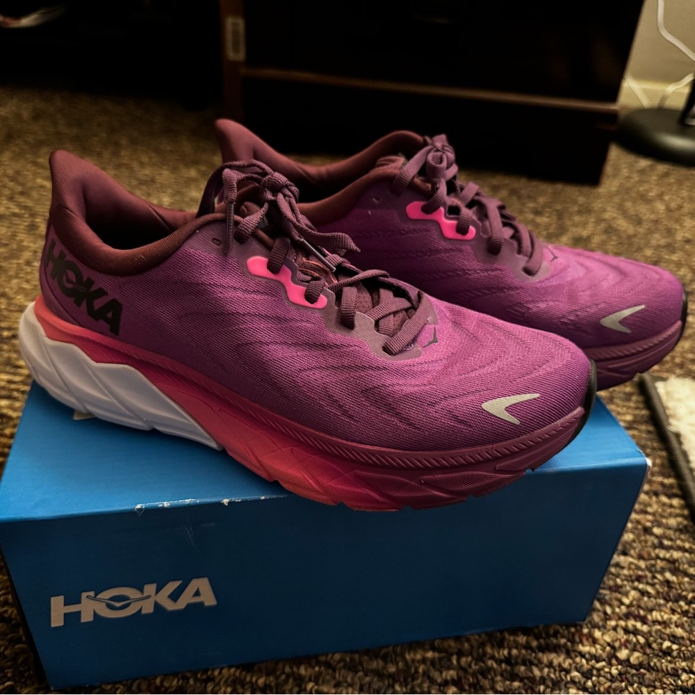 HOKA Women's Arahi 6 Running Shoes